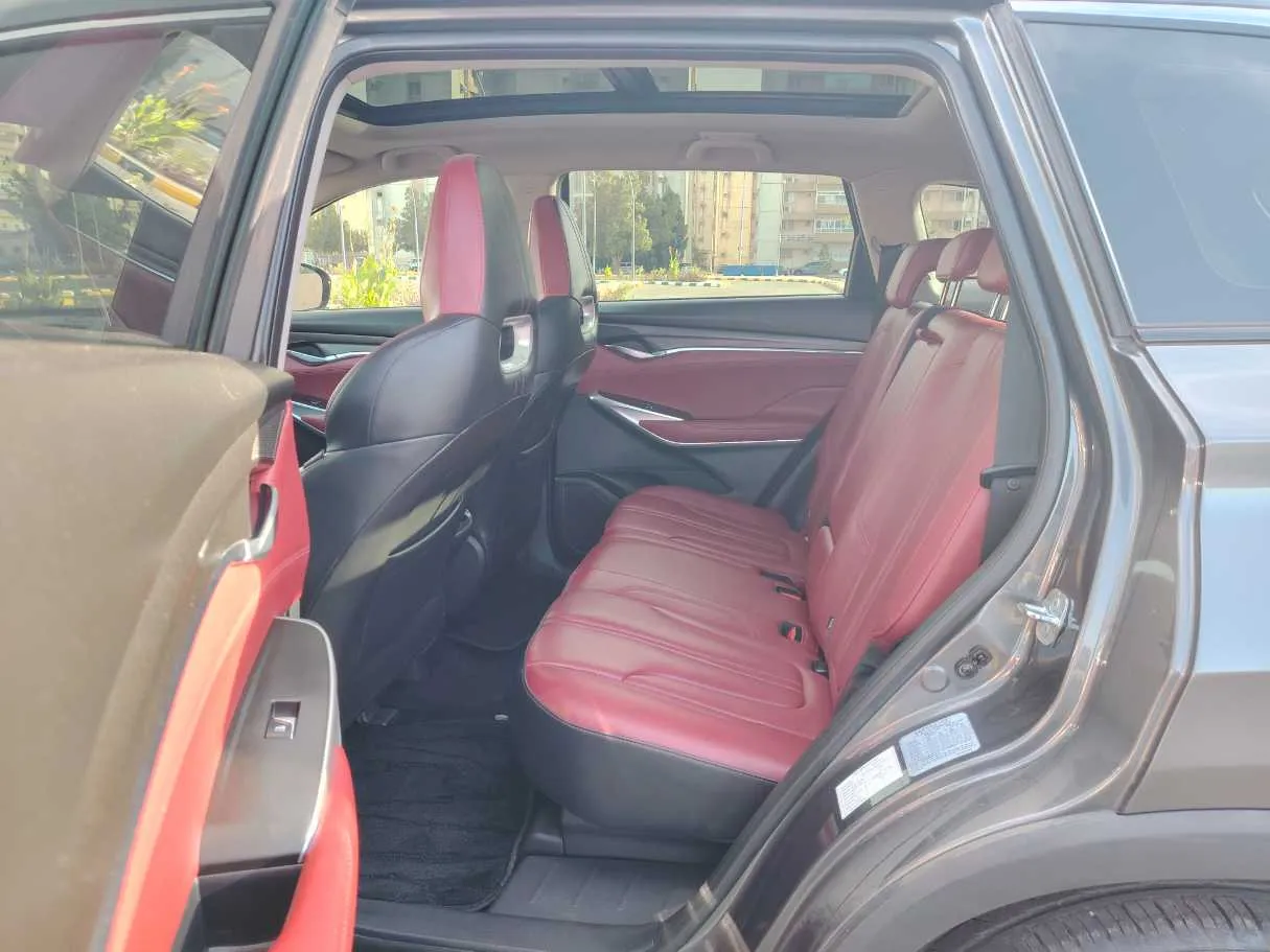 Car image 14