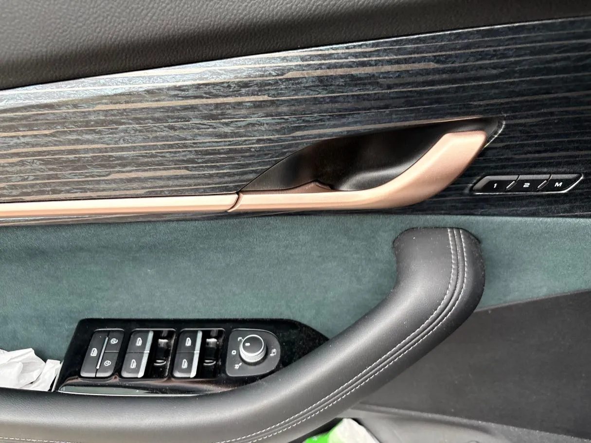 Car image 27