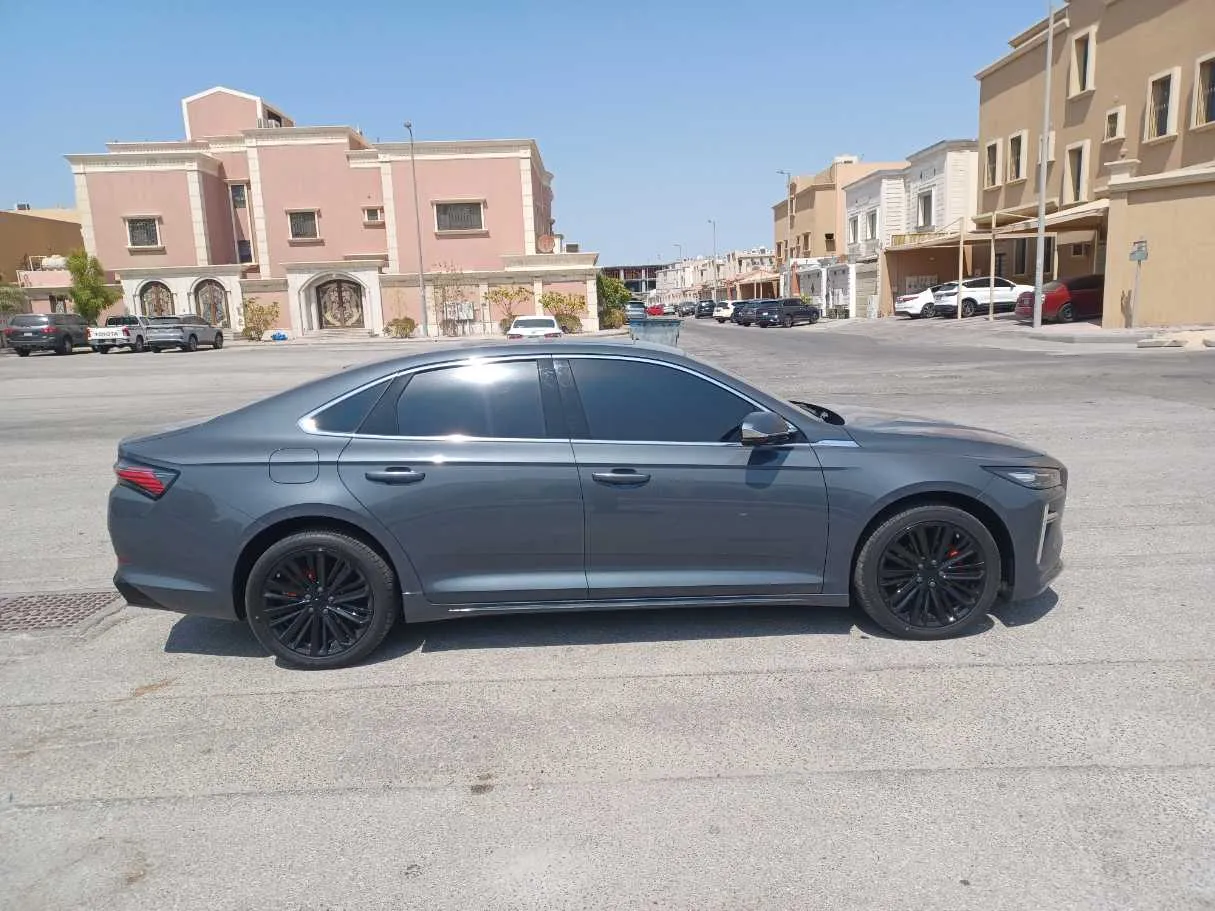 Car image 4
