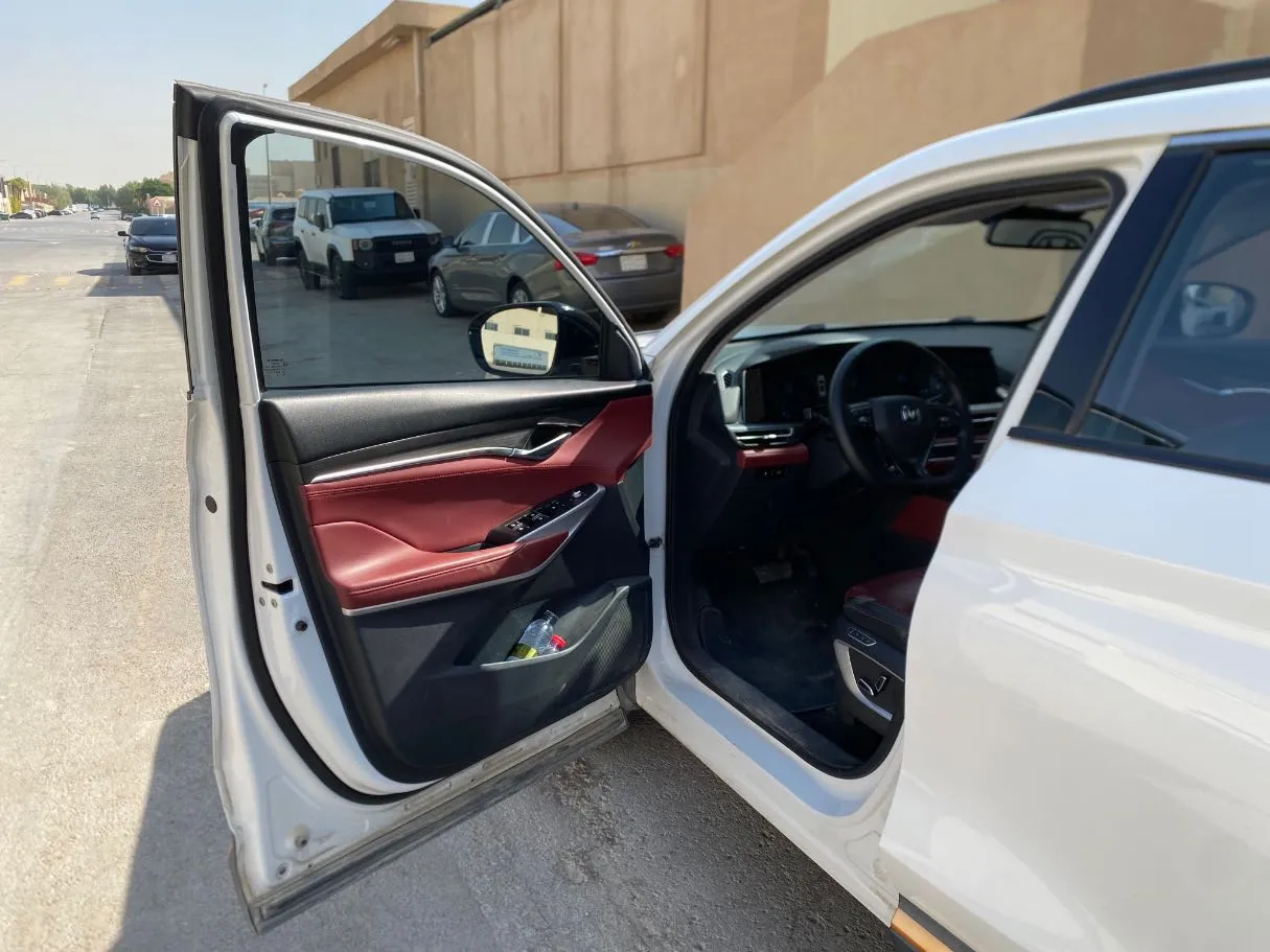 Car image 10