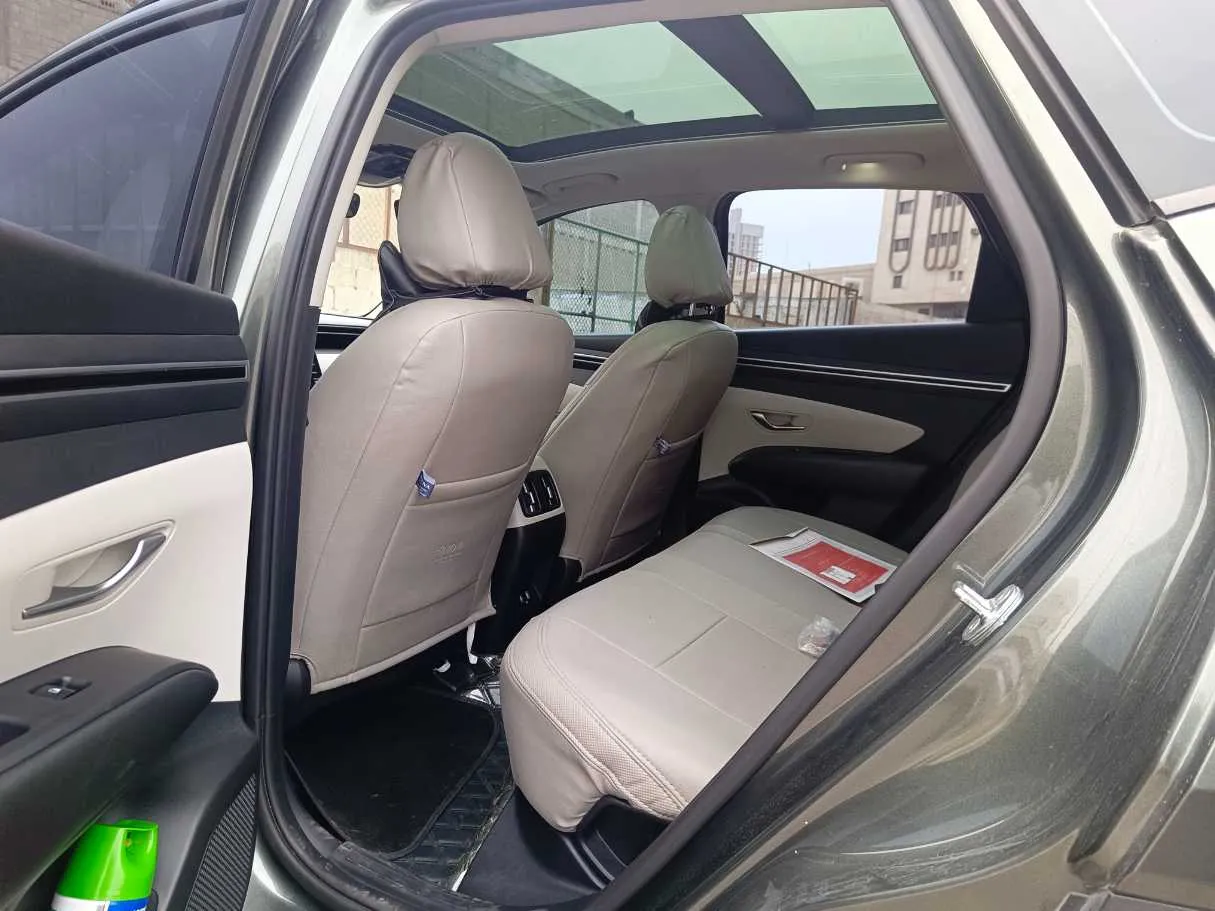 Car image 16