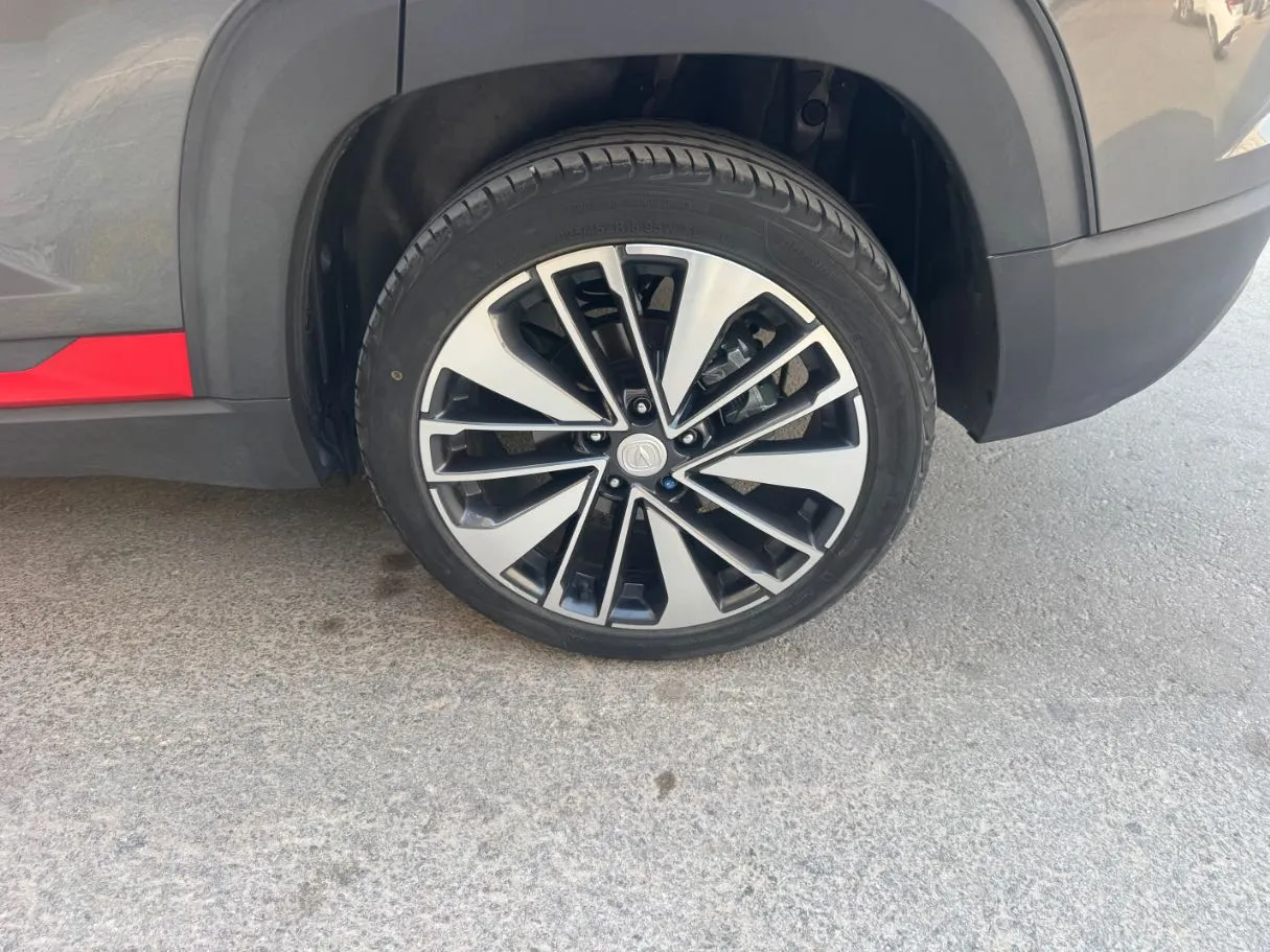 Car image 9