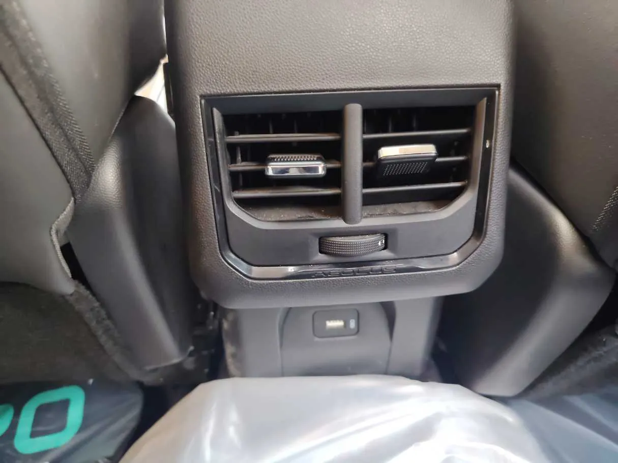 Car image 27