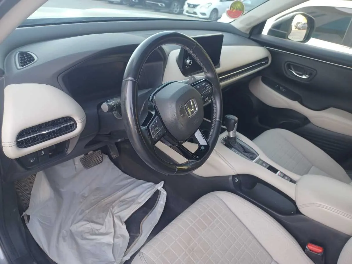 Car image 12