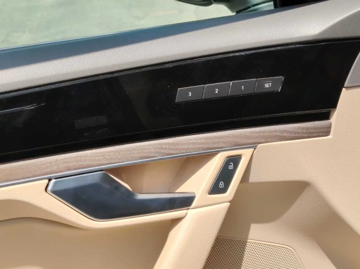 Car image 28