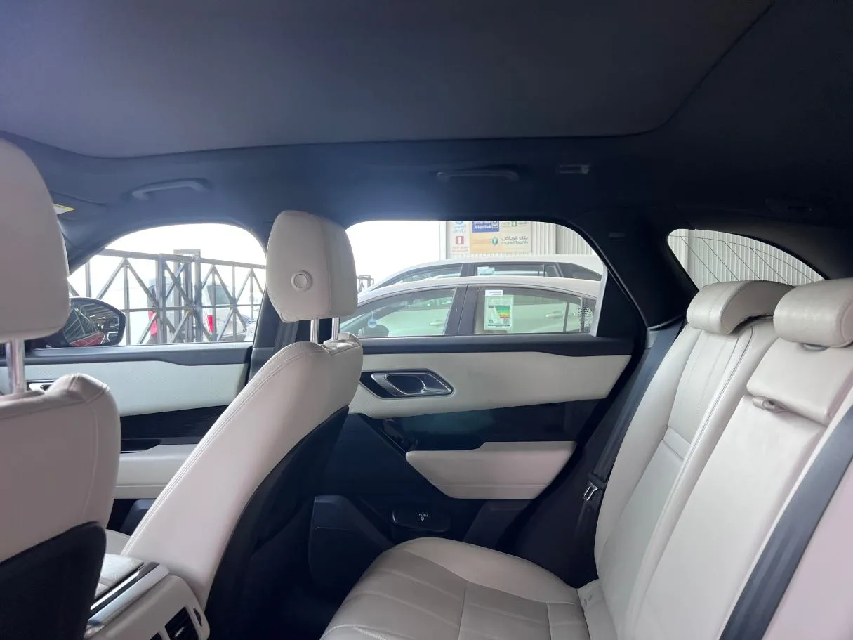 Car image 18