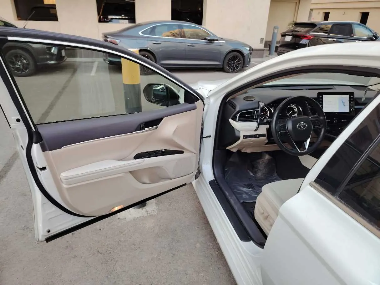 Car image 12