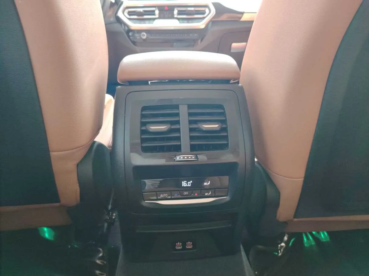 Car image 26
