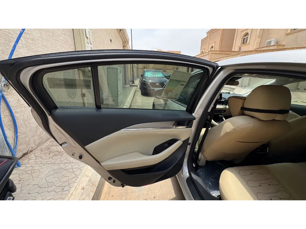 Car image 11