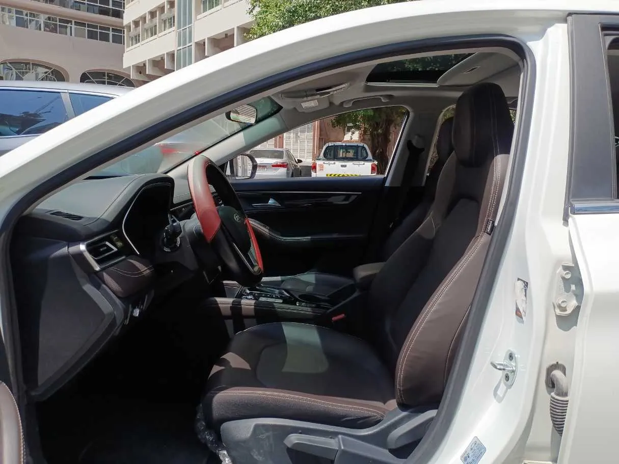 Car image 12