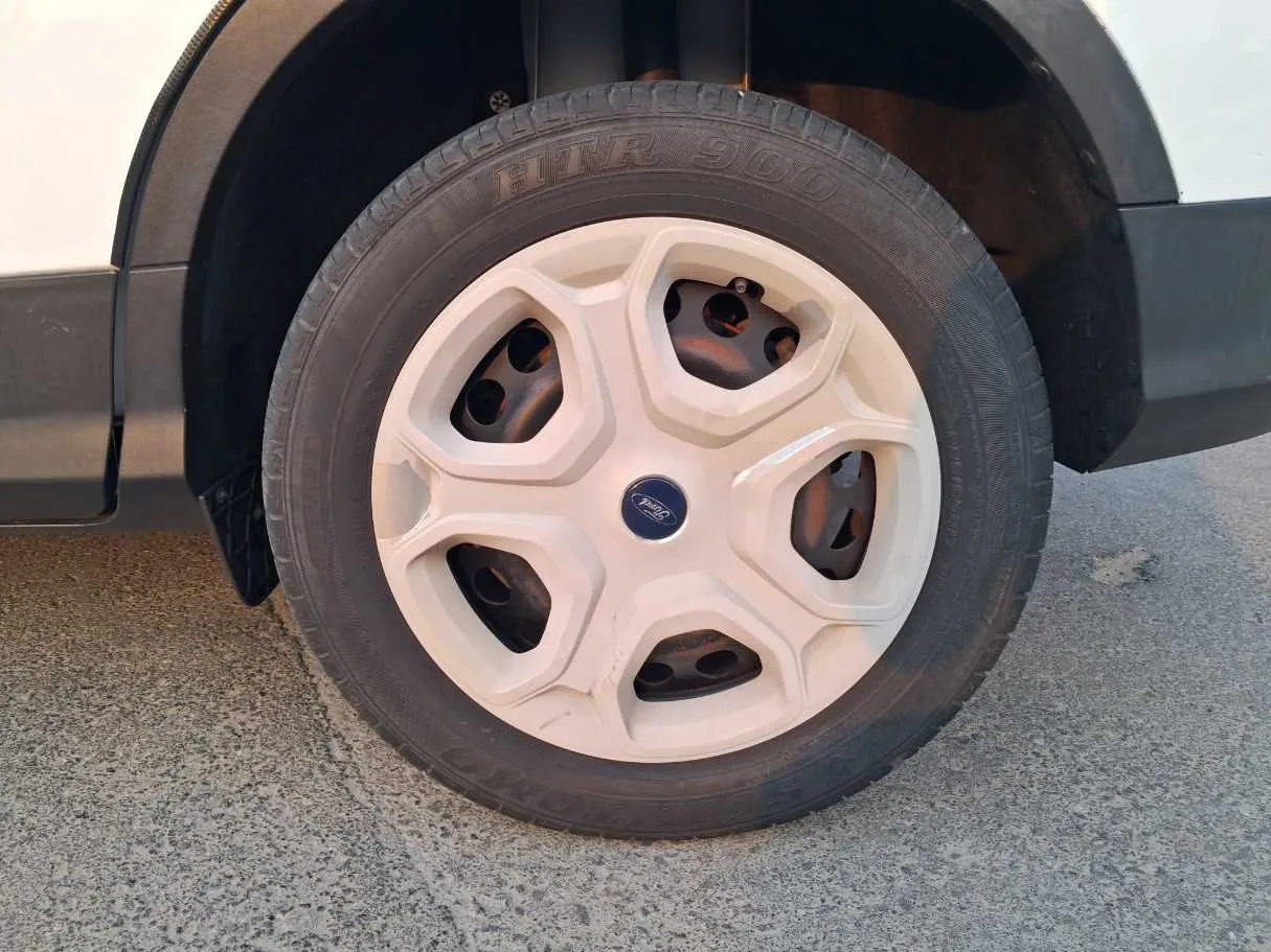 Car image 9