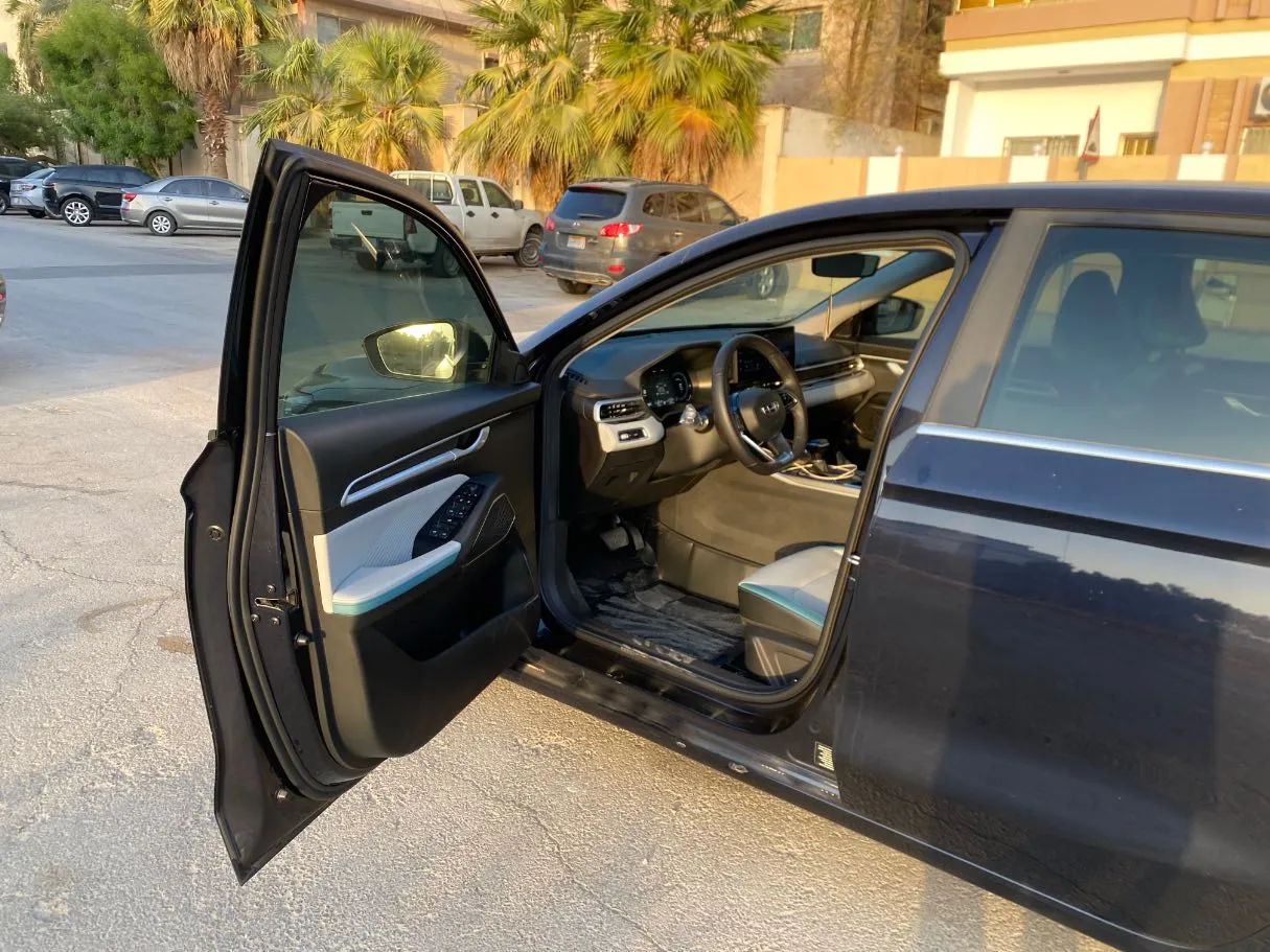 Car image 10