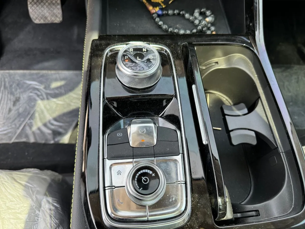 Car image 18