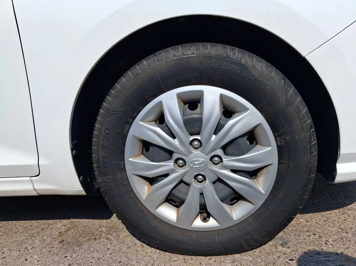 Car image 9