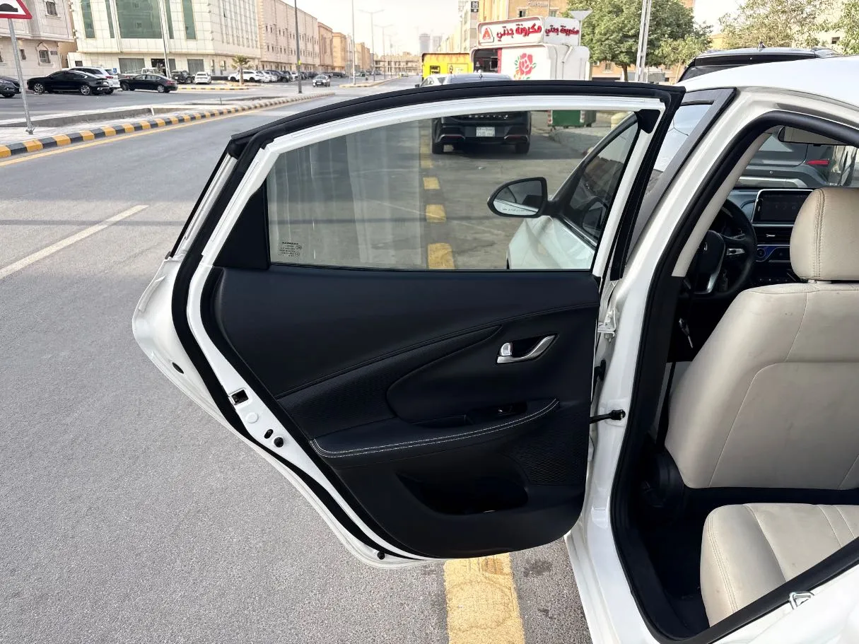 Car image 14
