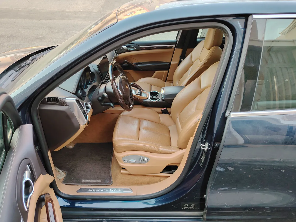 Car image 12