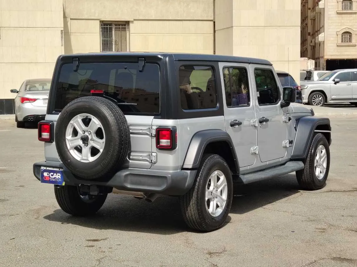 Car image 5
