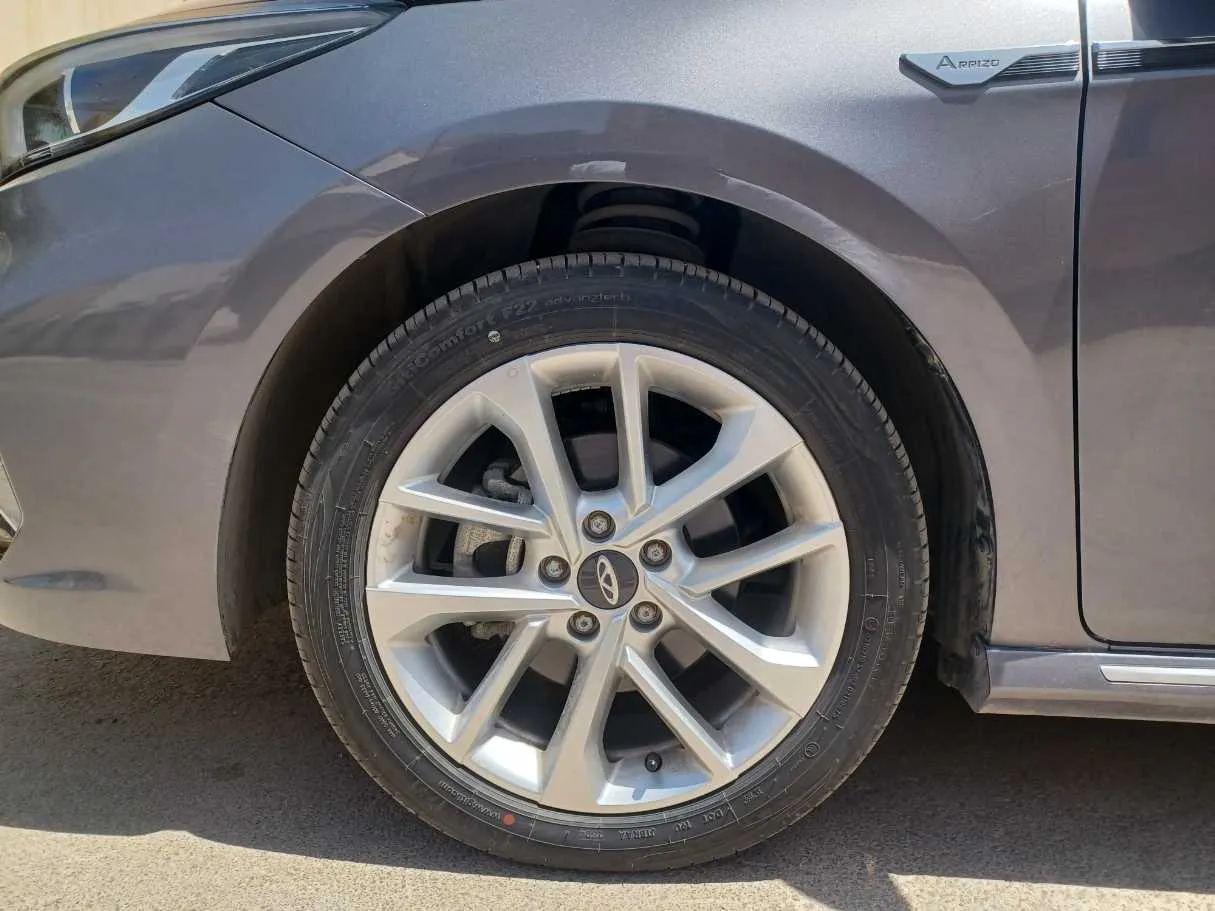 Car image 9
