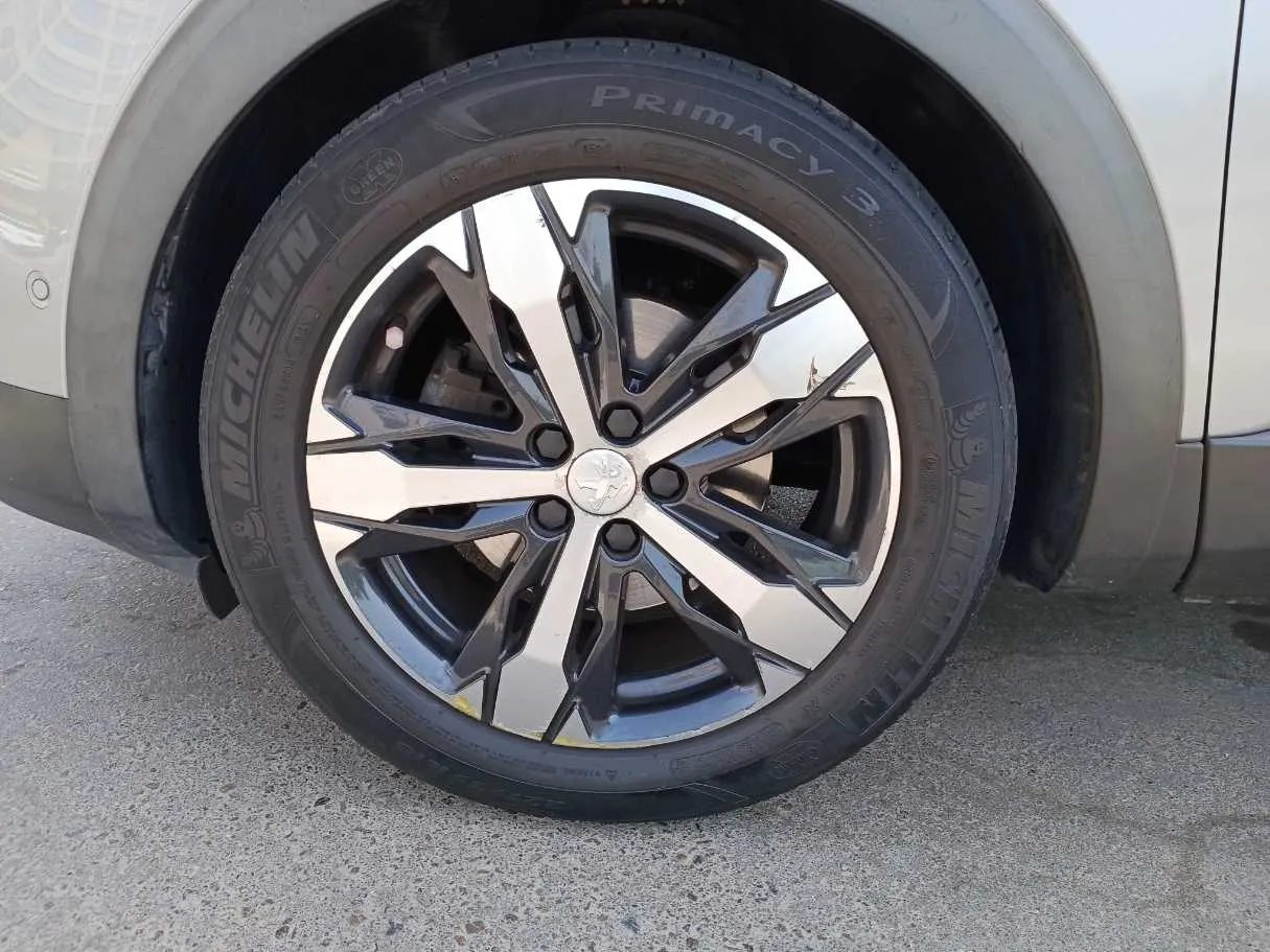 Car image 9