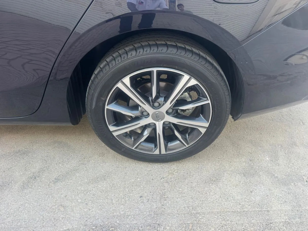 Car image 9