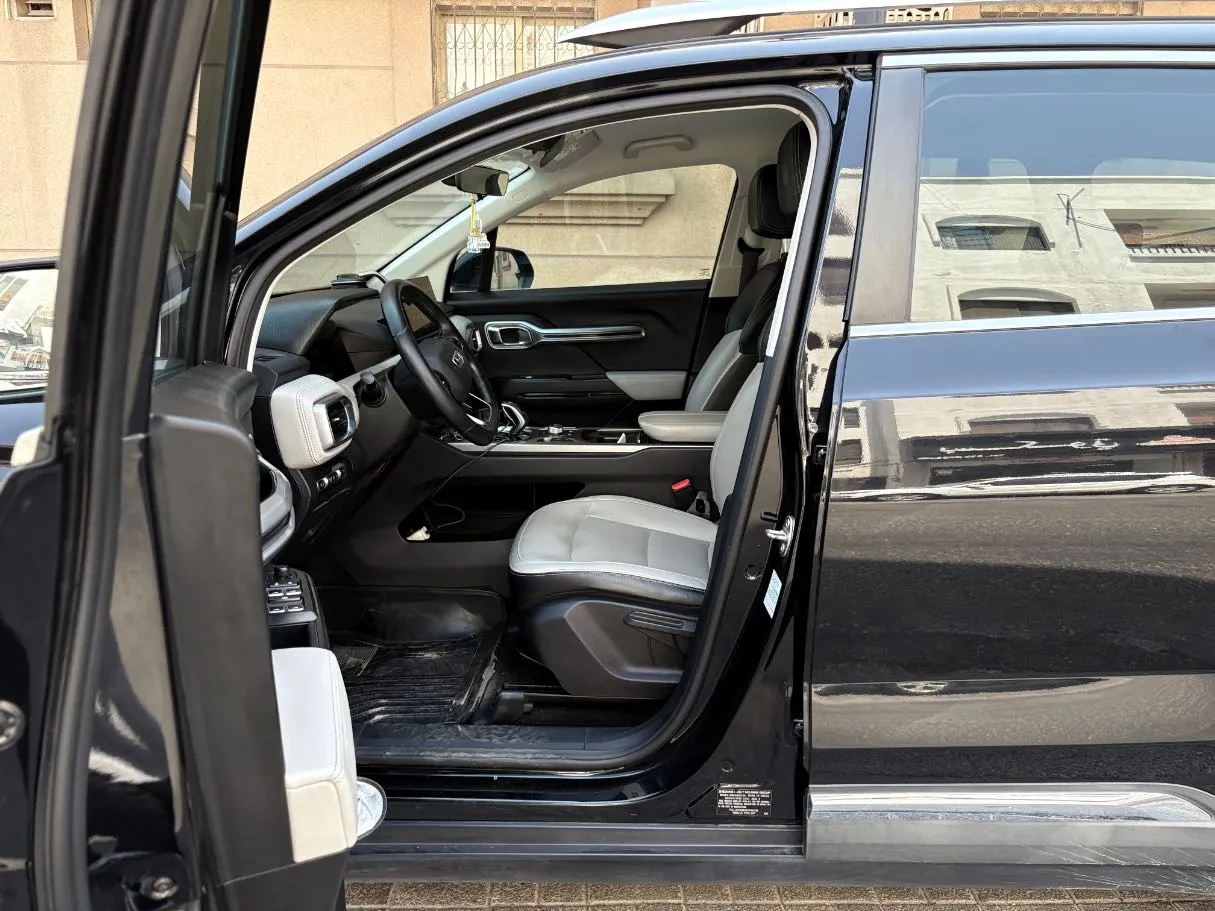 Car image 12
