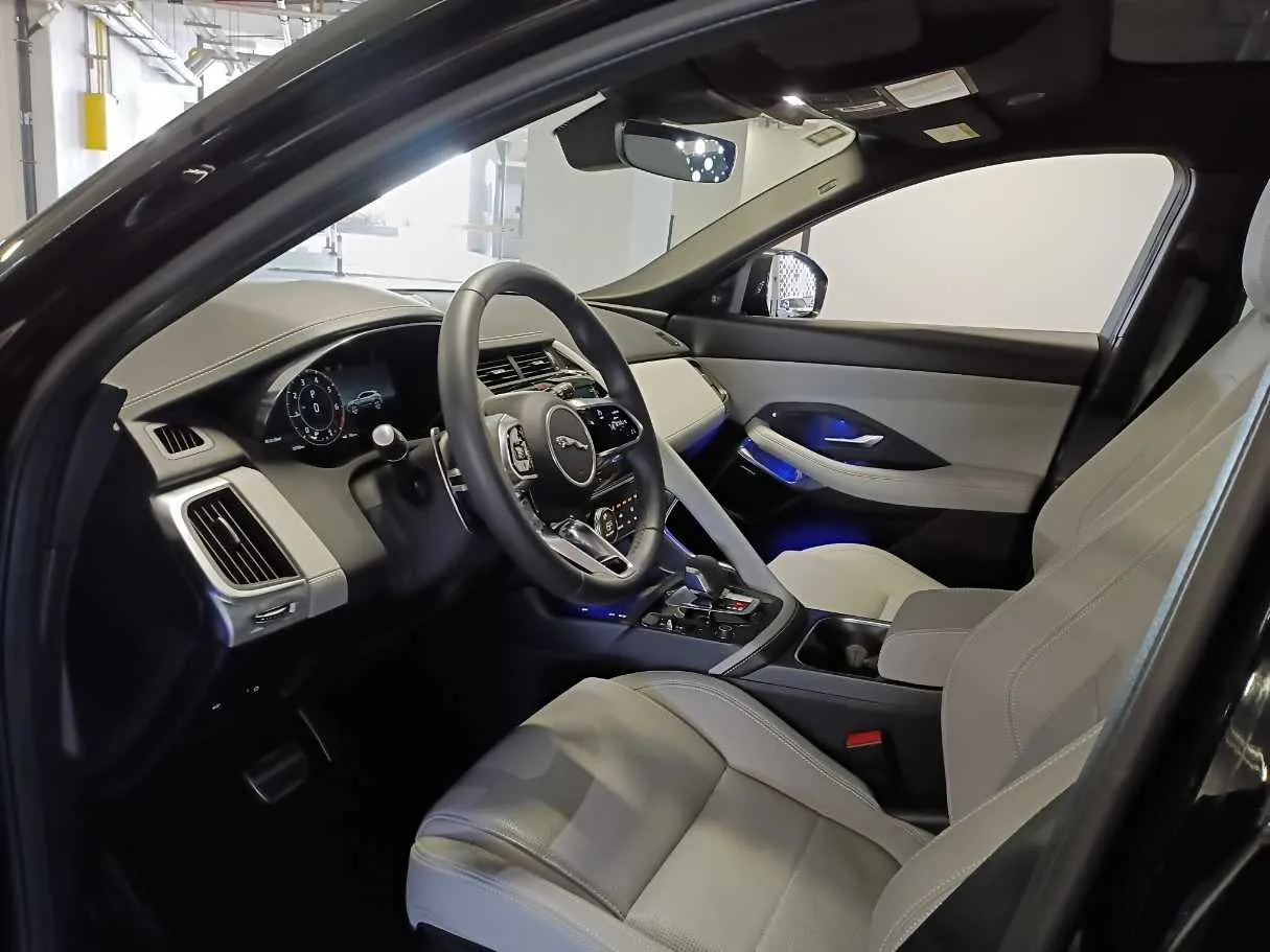 Car image 11