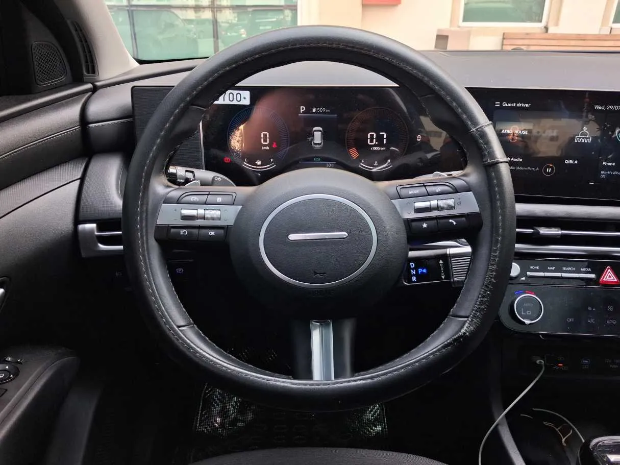 Car image 14