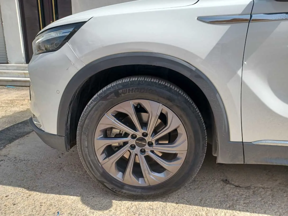 Car image 9