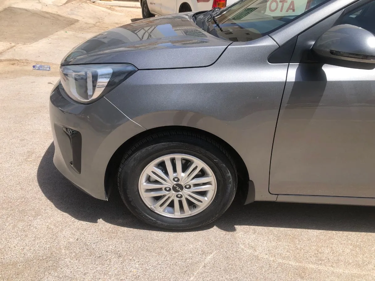 Car image 9