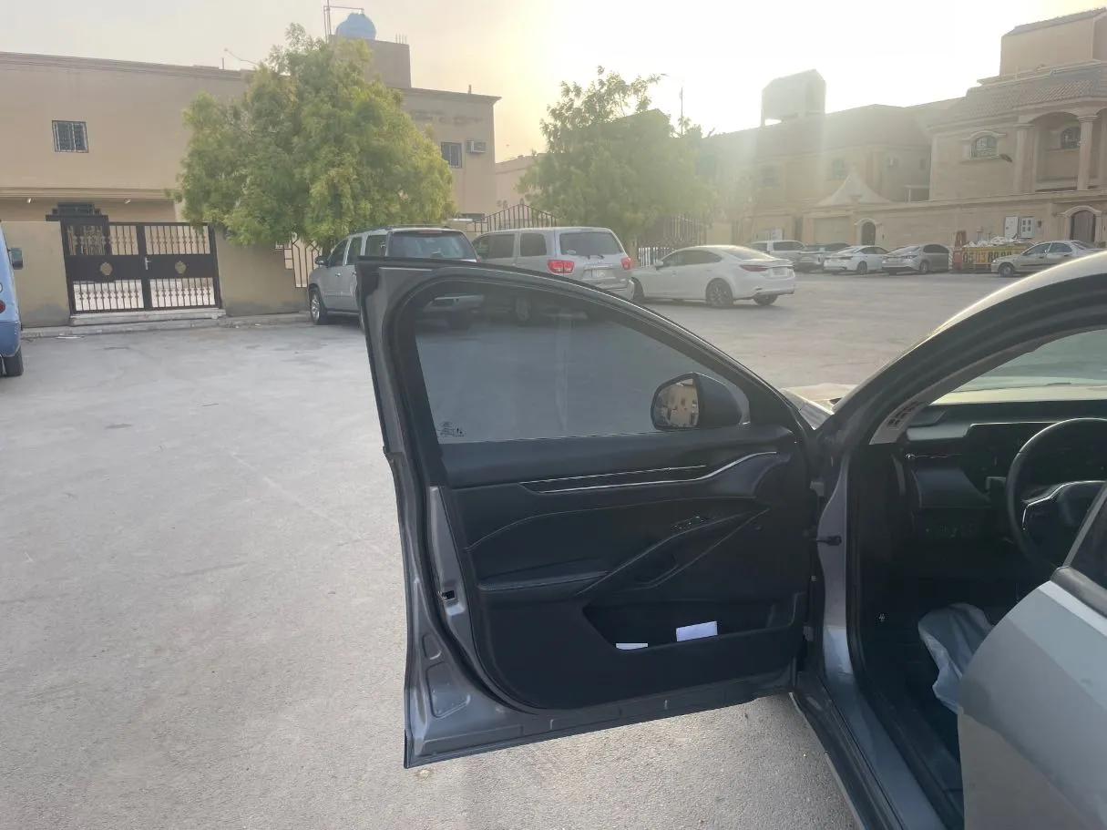 Car image 10