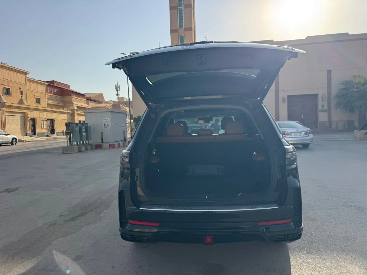 Car image 18