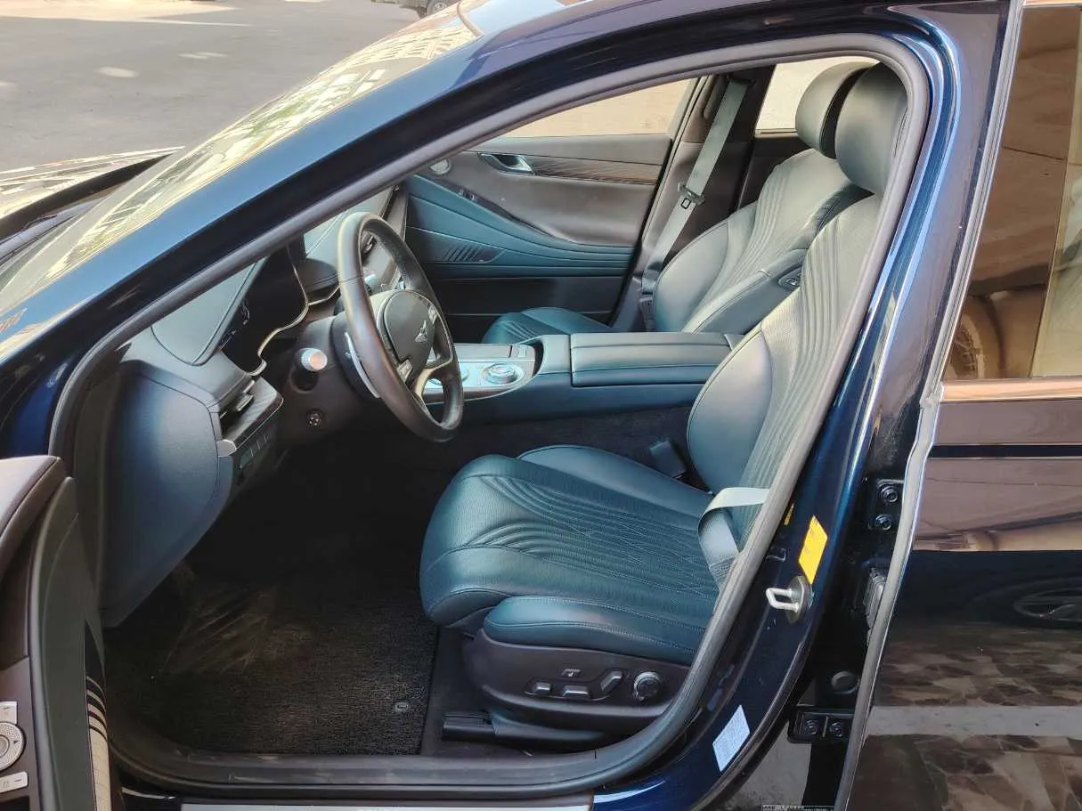 Car image 12