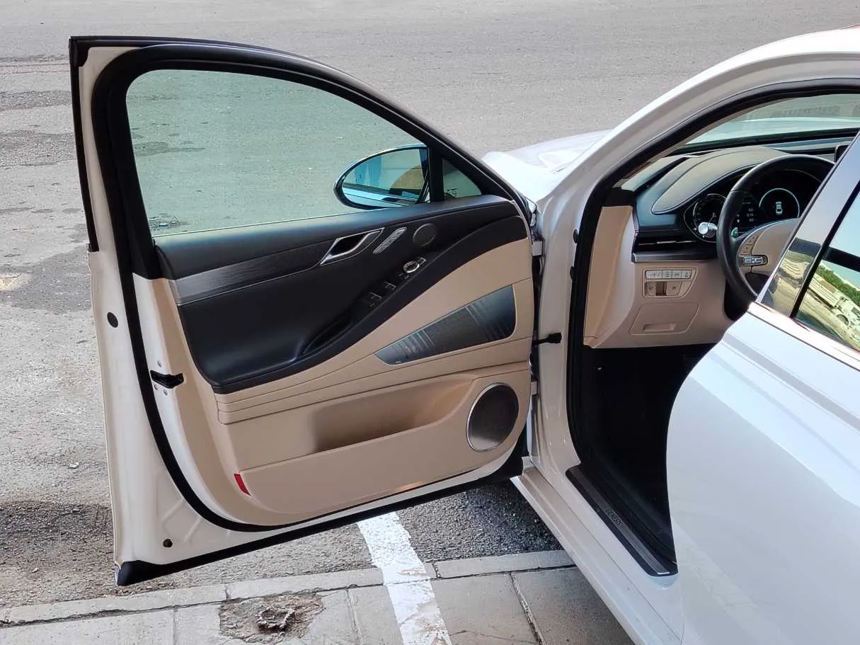 Car image 11