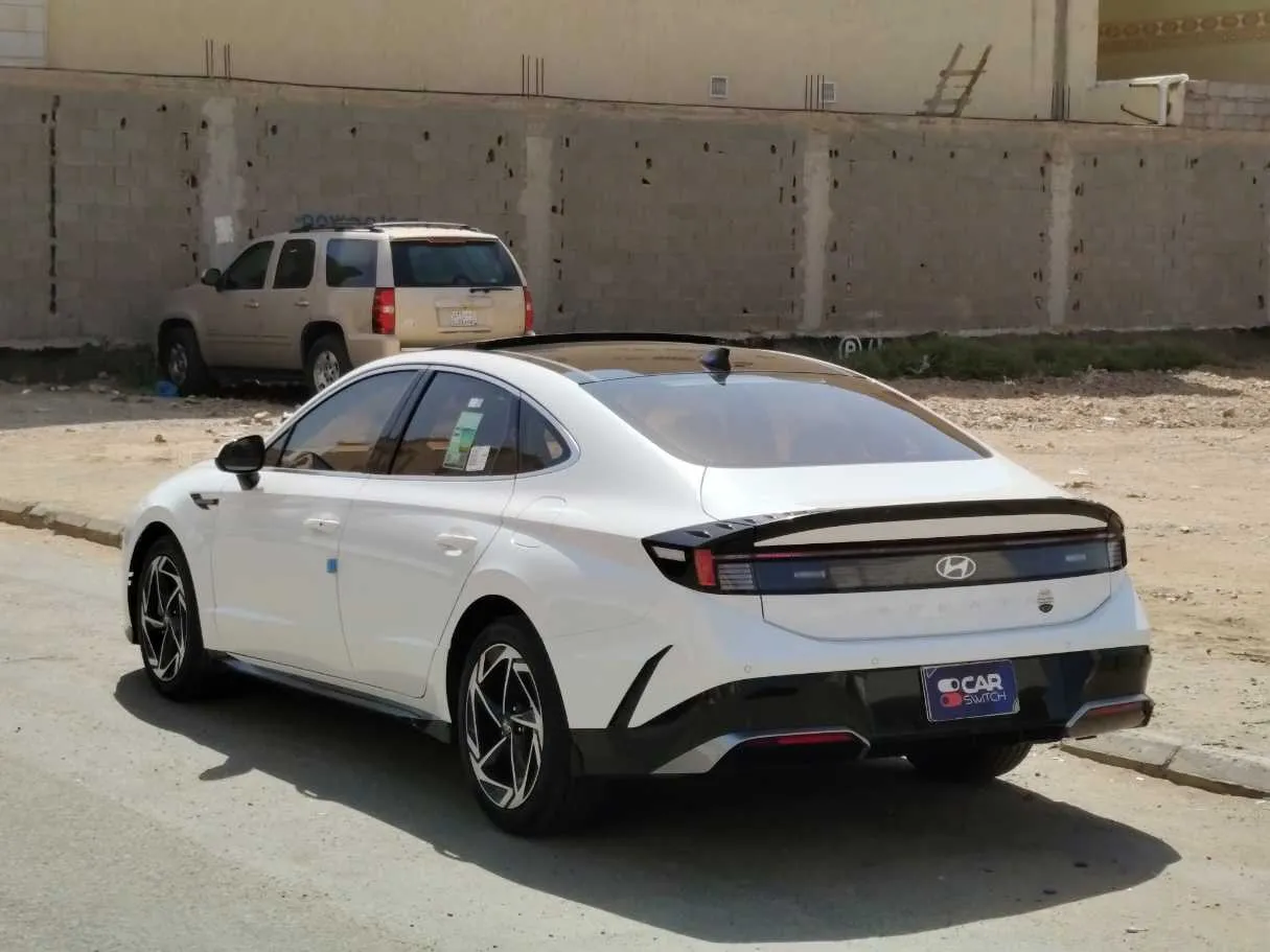 Car image 7