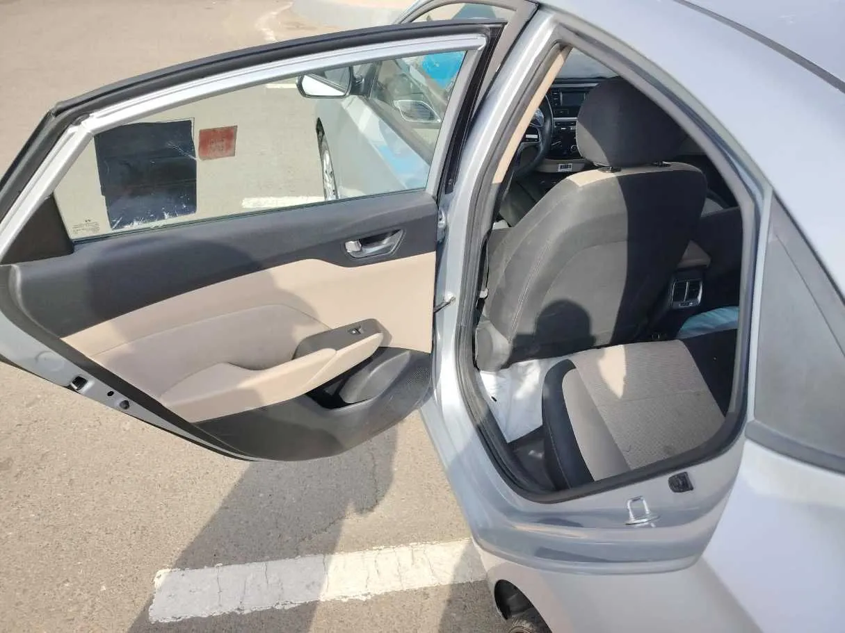 Car image 18