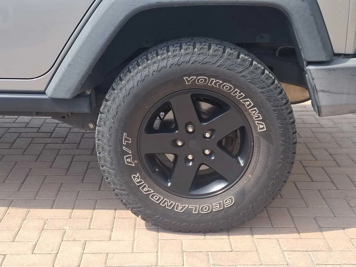 Car image 9