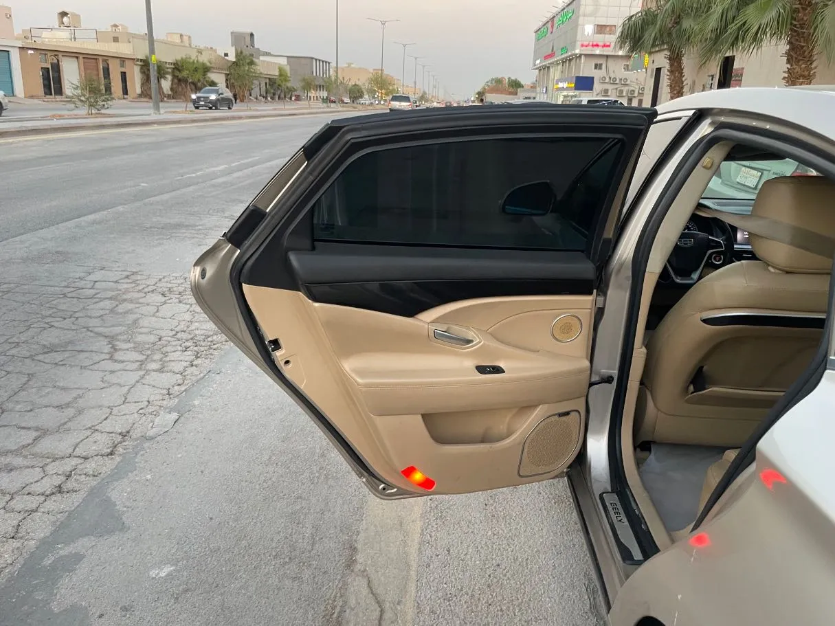 Car image 15