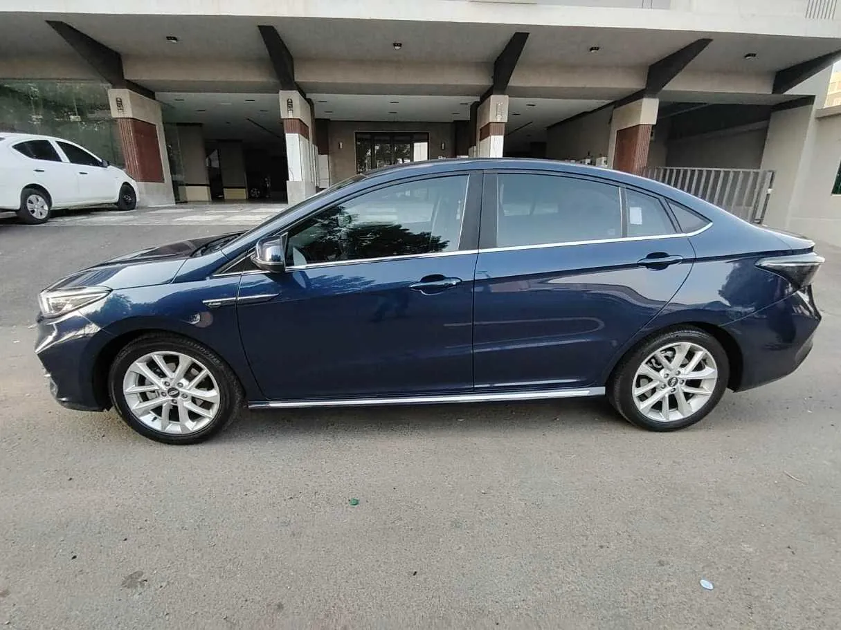 Car image 8