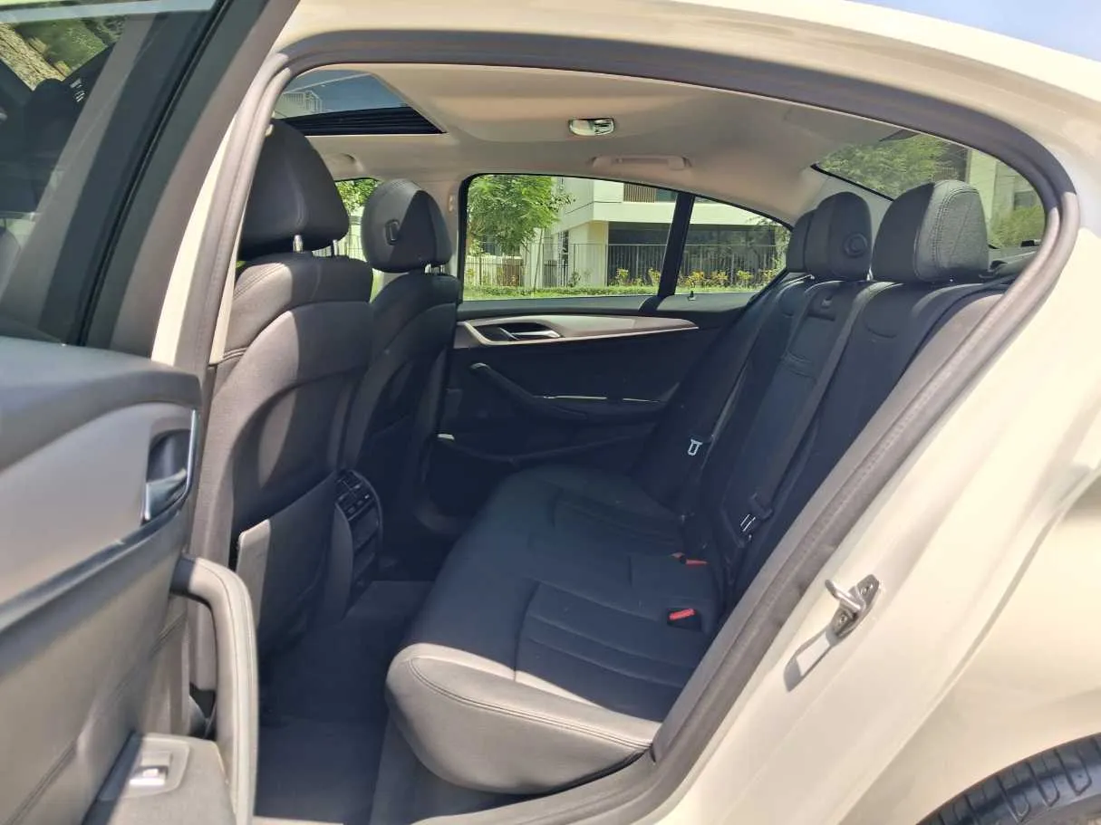 Car image 13
