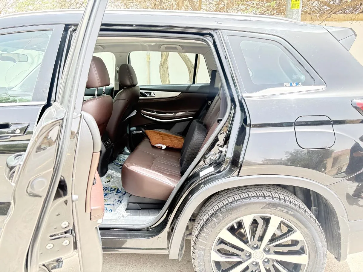 Car image 16