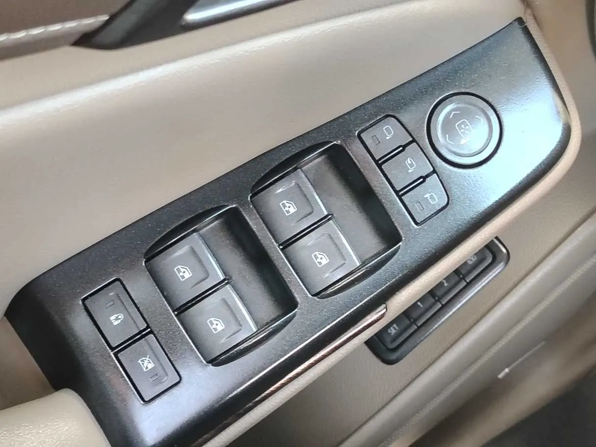 Car image 33