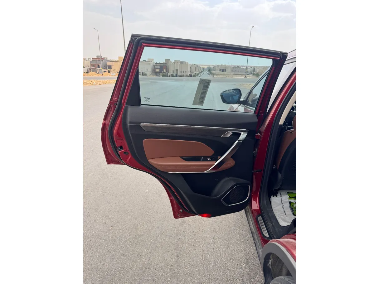 Car image 12