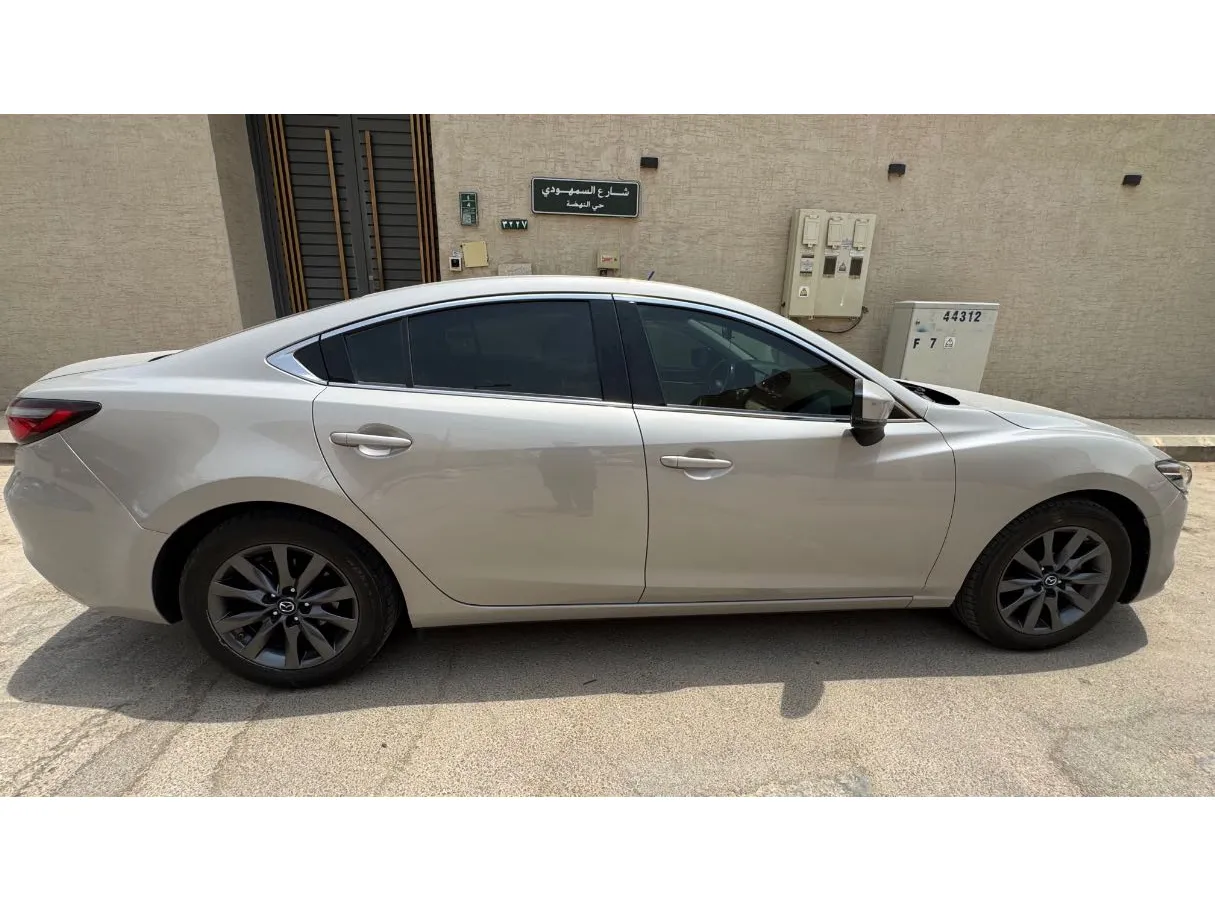 Car image 4