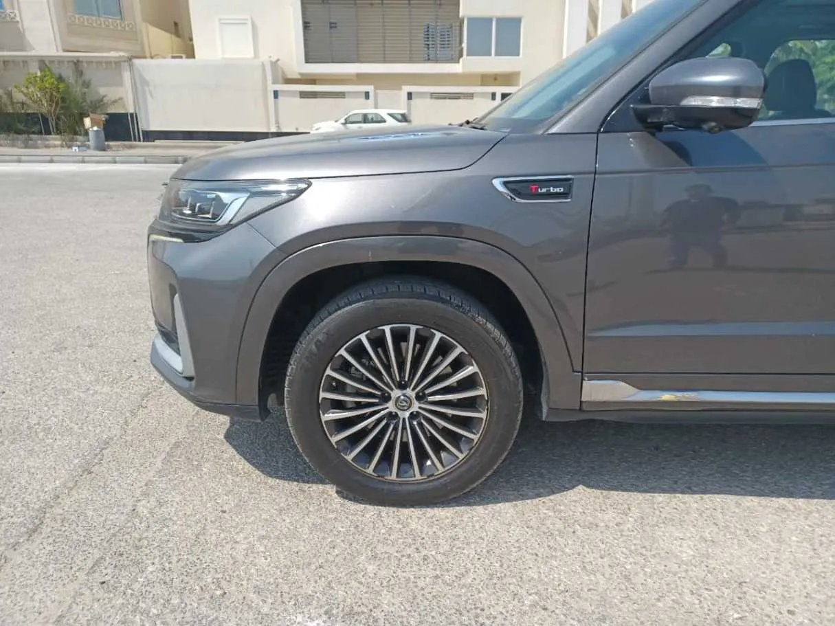 Car image 9