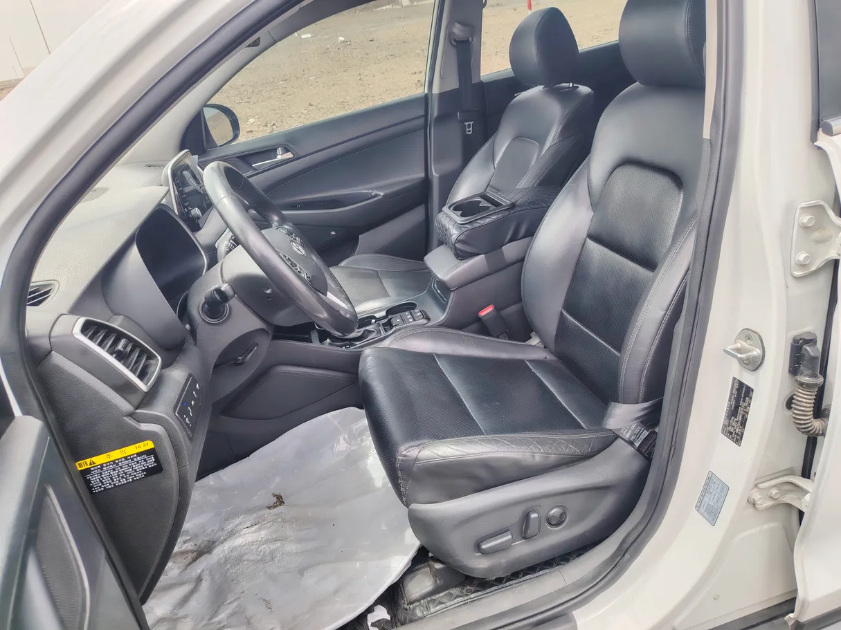Car image 13