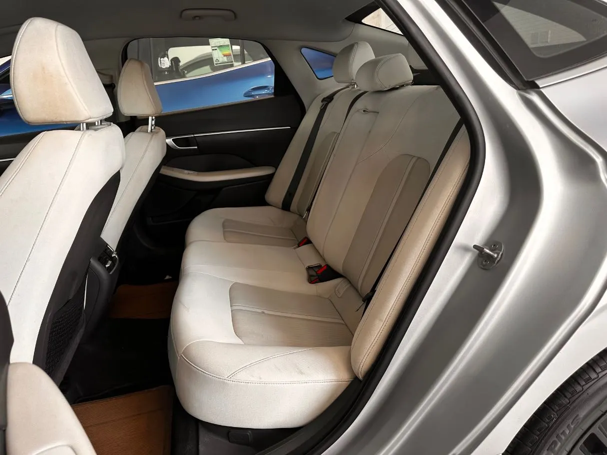 Car image 13