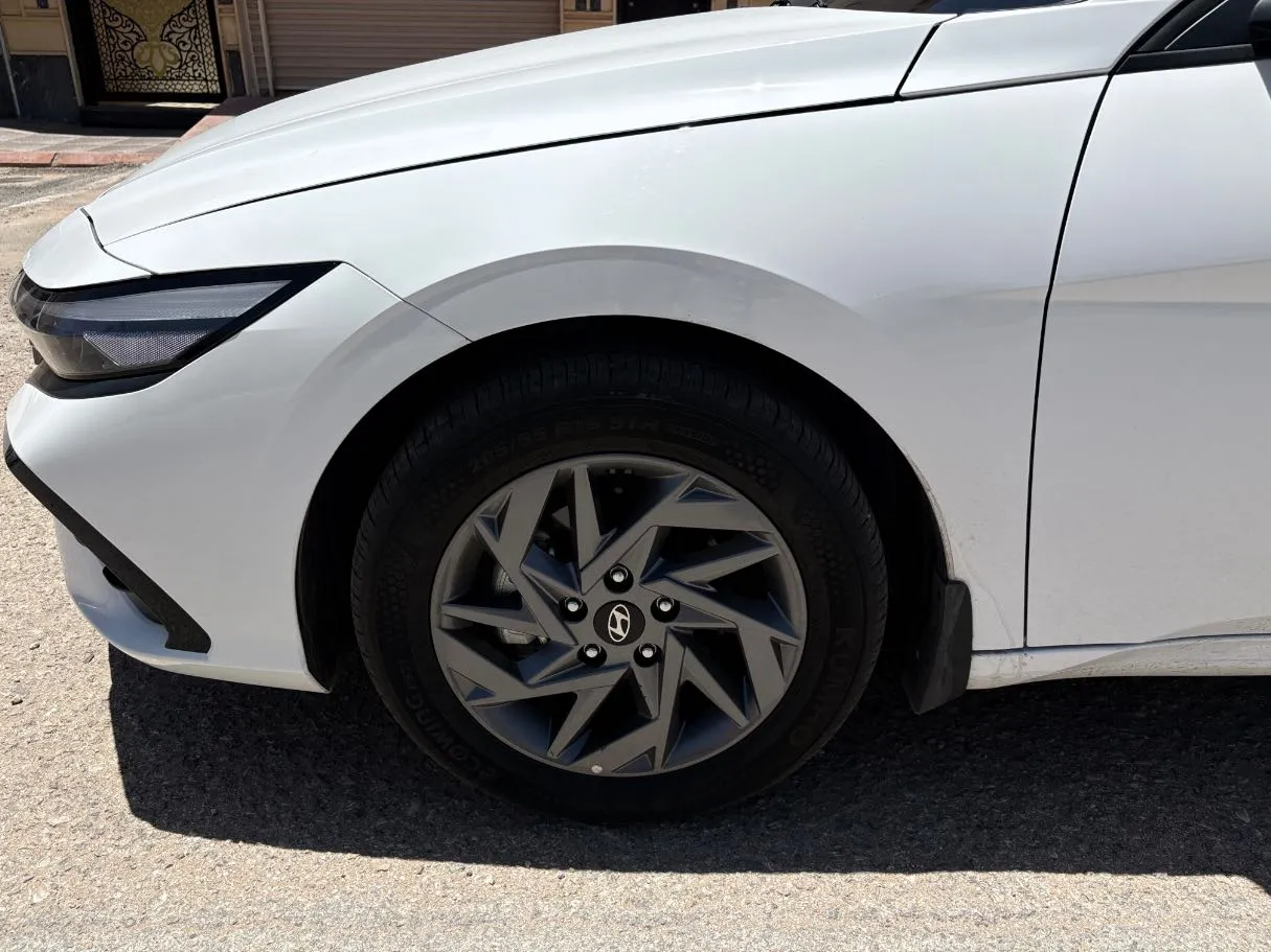 Car image 9