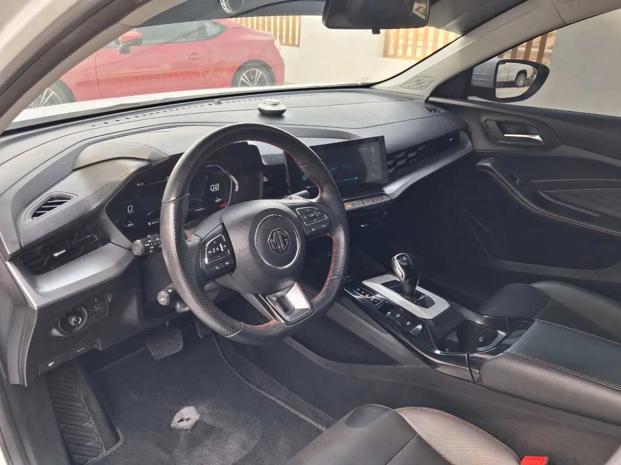 Car image 11