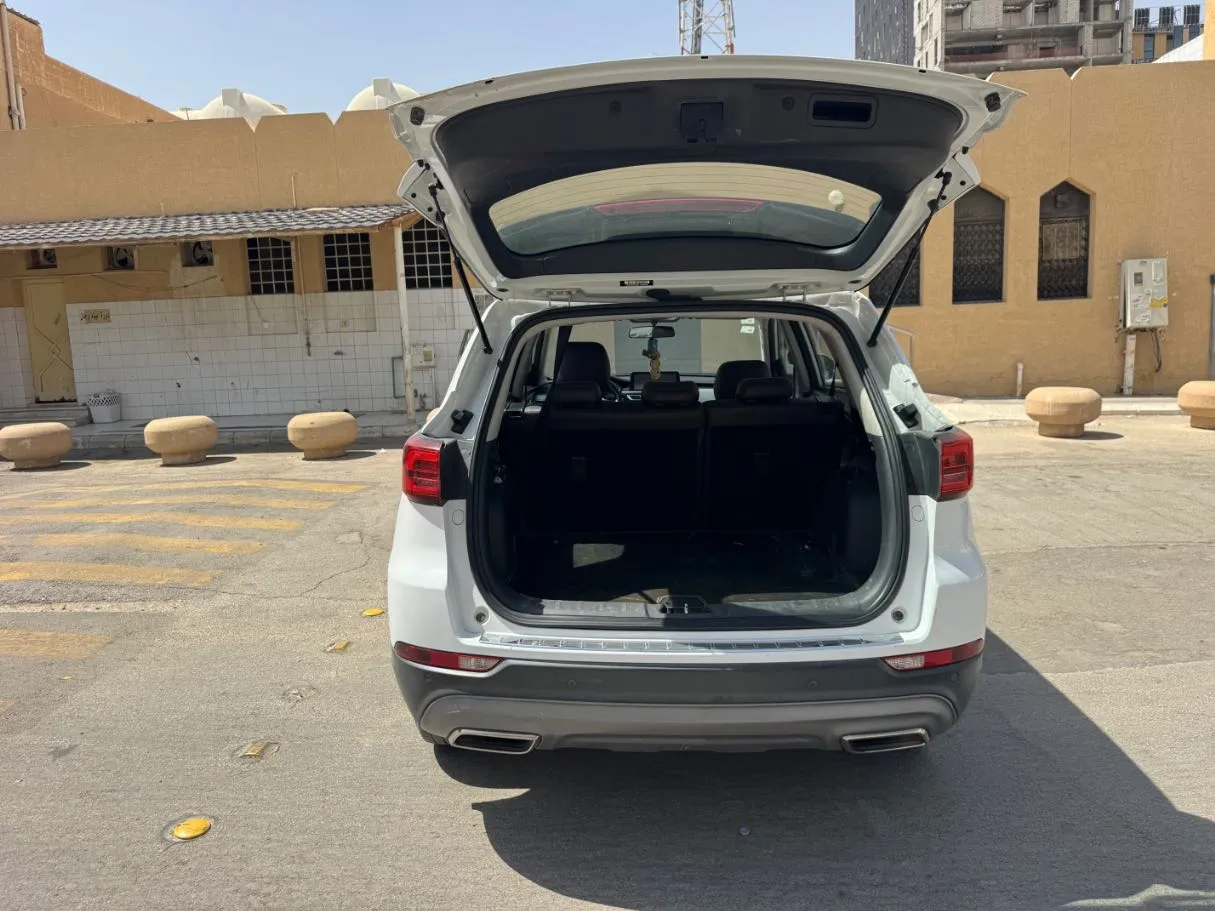 Car image 19
