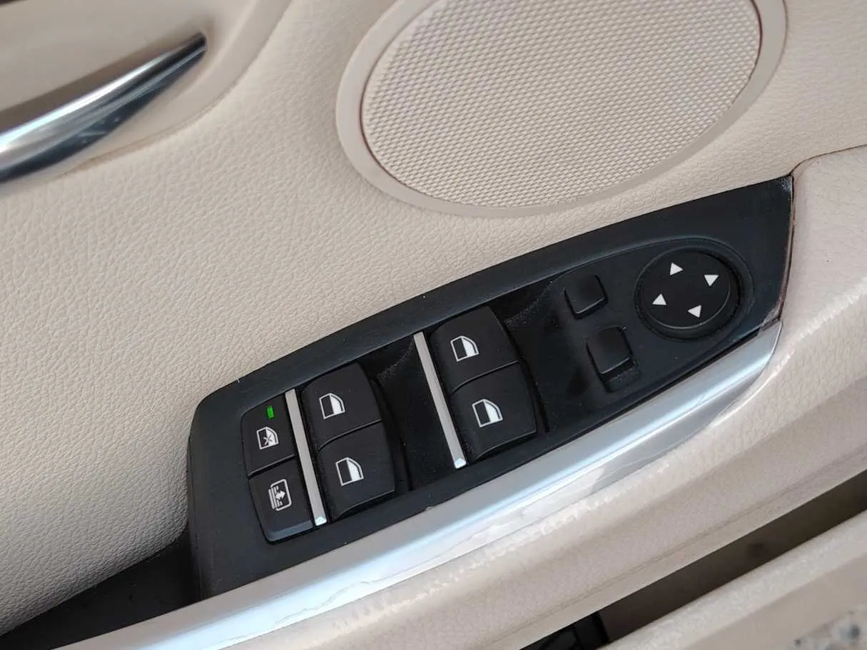 Car image 29